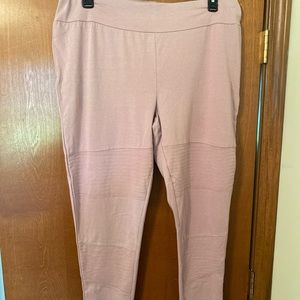 Light pink leggings.
